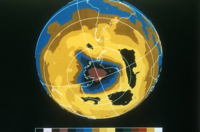 Valse kleurenbeeld van het Antarctische ozongat, 30 november 1992. door National Aeronautics and Space Administration National Aeronautics and Space Administration